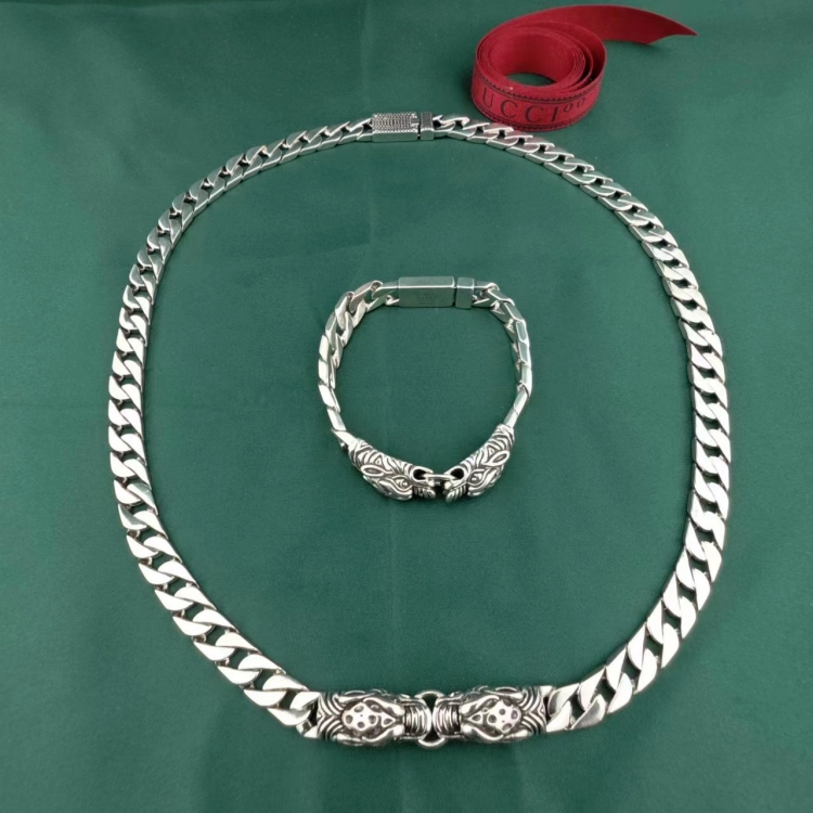 G*u*i bracelets